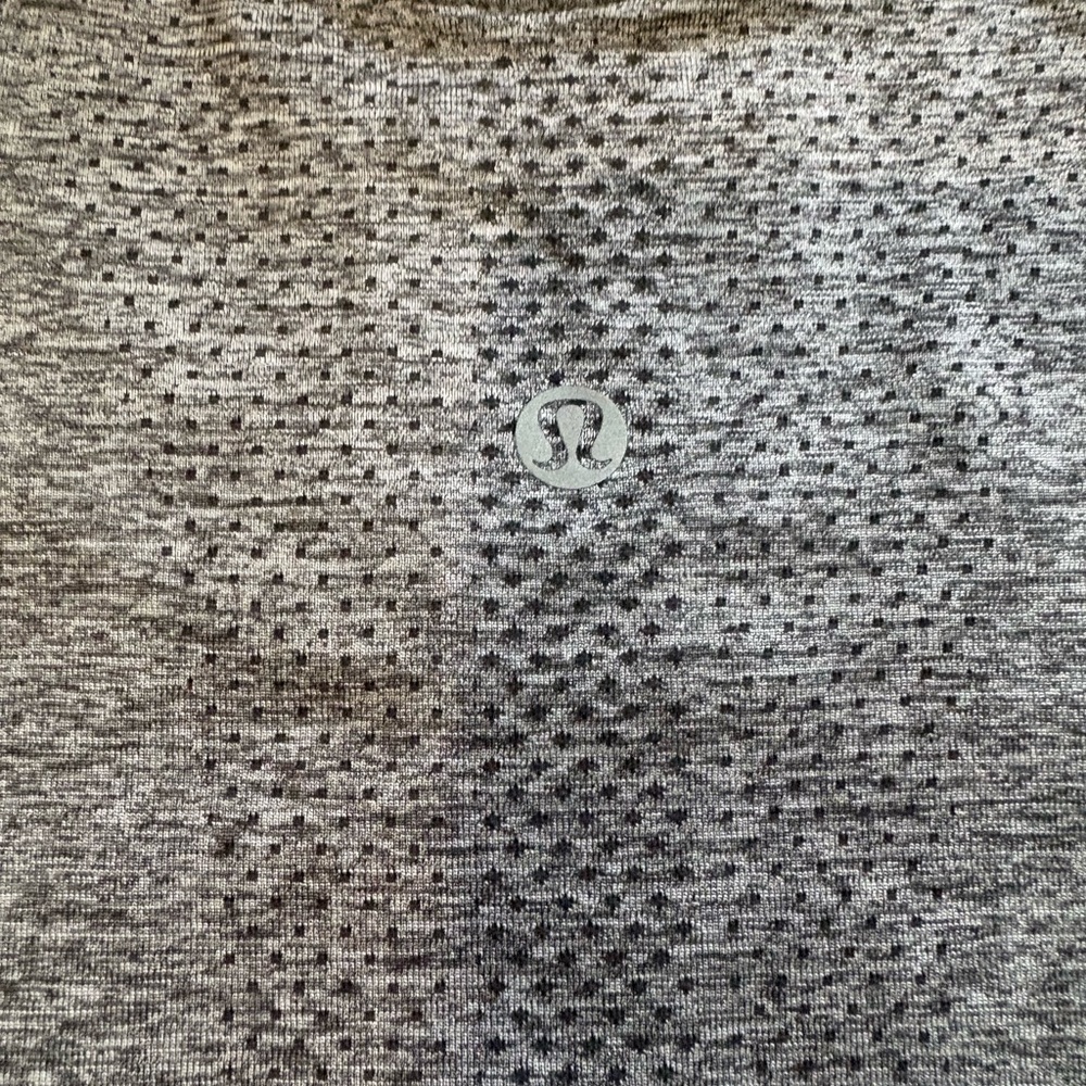 Lululemon Gray Women's Short-Sleeve Swiftly Tech 2.0 Waist Length Tee Size 6 - Picture 3 of 3